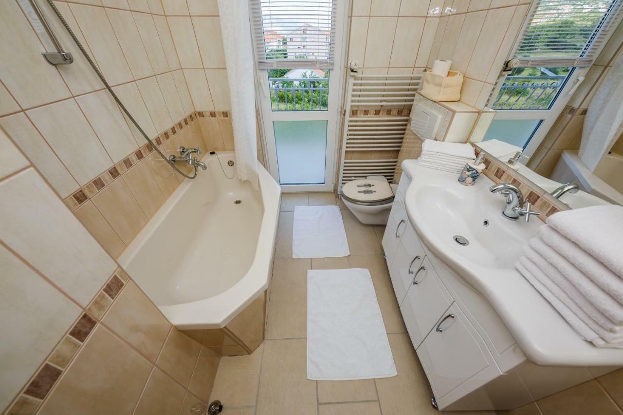 Apartman Lucija คาชเตลา ภายนอก รูปภาพ