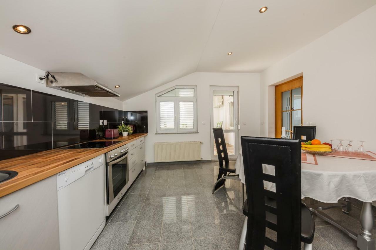Apartman Lucija คาชเตลา ภายนอก รูปภาพ